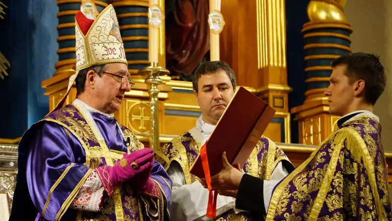 Hvem er SSPX? Og hvorfor foretager de ulovlige bispevielser?